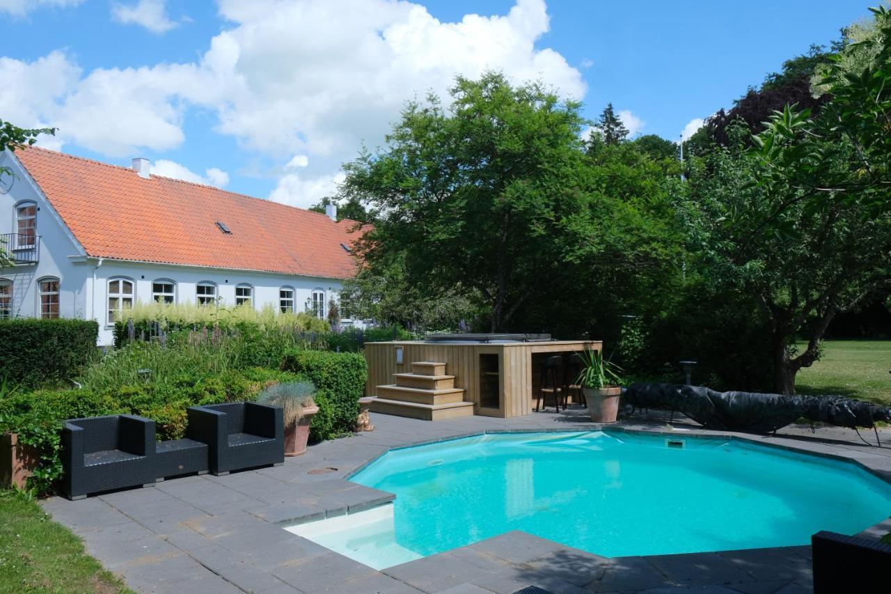 Idala Gard Hotel Трелебори Екстериор снимка